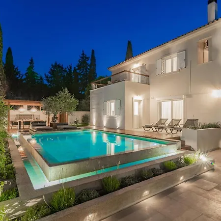 Oresteia Executive Villa, A Flamboyant Retreat, By Thinkvilla Villa Tragaki